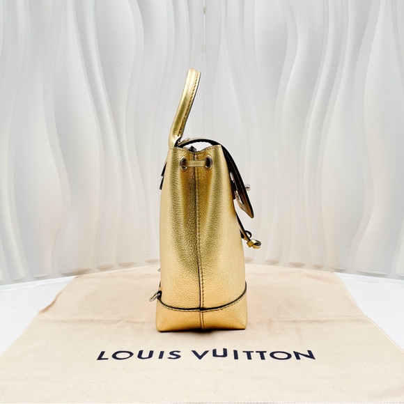 LOUIS VUITTON Lockme Backpack Nano Gold Metallic Calfskin - Picture 4 of 14